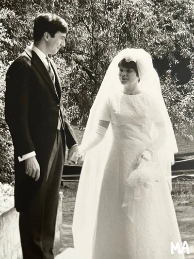 Photo de mariage en noir et blanc — les parents de Marie