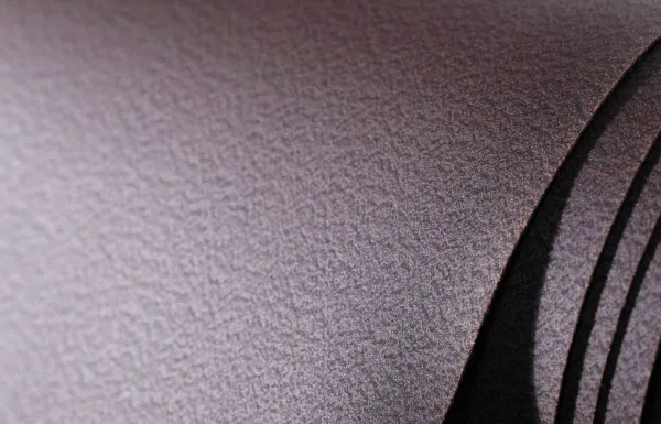 Gros plan sur la texture de la peau de marc de raisin Nisiar N-07, brun clair pommelé