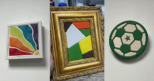 3 tableaux en kinusaiga : des morceaux de tissu incrustés dans les rainures d’une plaque, formant une image en relief.
