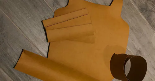 Des pièces de Kraft-Tex caramel non lavé, sur un sol gris, avec le titre de l'article en surimpression.