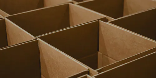 Un colis emballé dans du papier kraft, prêt à partir de l'atelier.