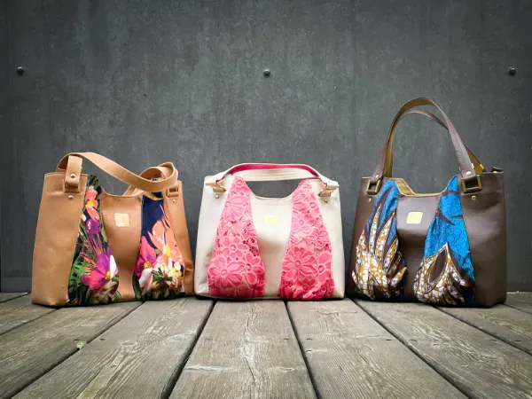 3 sacs d'épaule avec des poitrines sur le devant