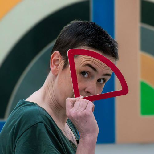Photo de Marie Alhomme dans un musée