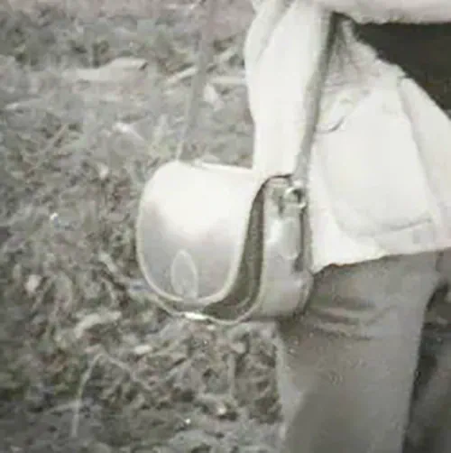 Le sac besace en cuir de la maman de Delphine, dans les années 60.