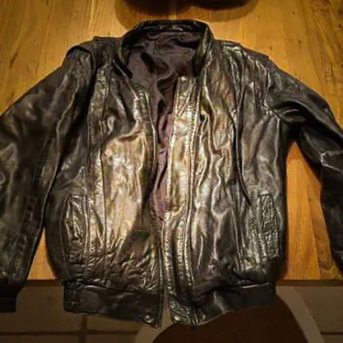 La veste en cuir noir du papa de Céline.