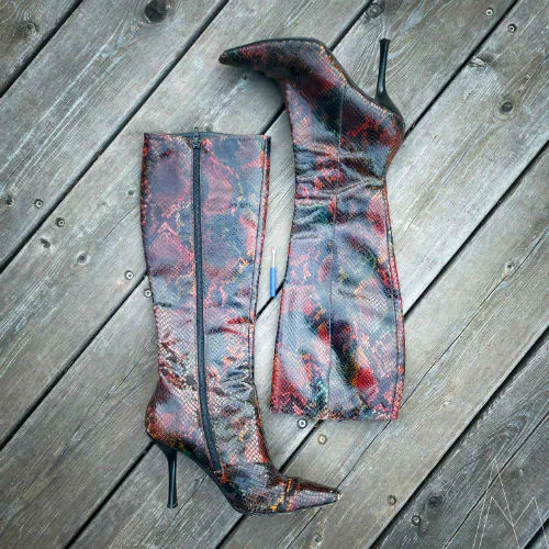 Ma paire de bottes à talons, en cuir de serpent teinté rouge.