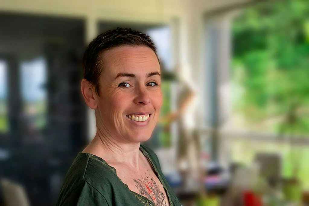 Portrait de Marie, souriante, dans son atelier