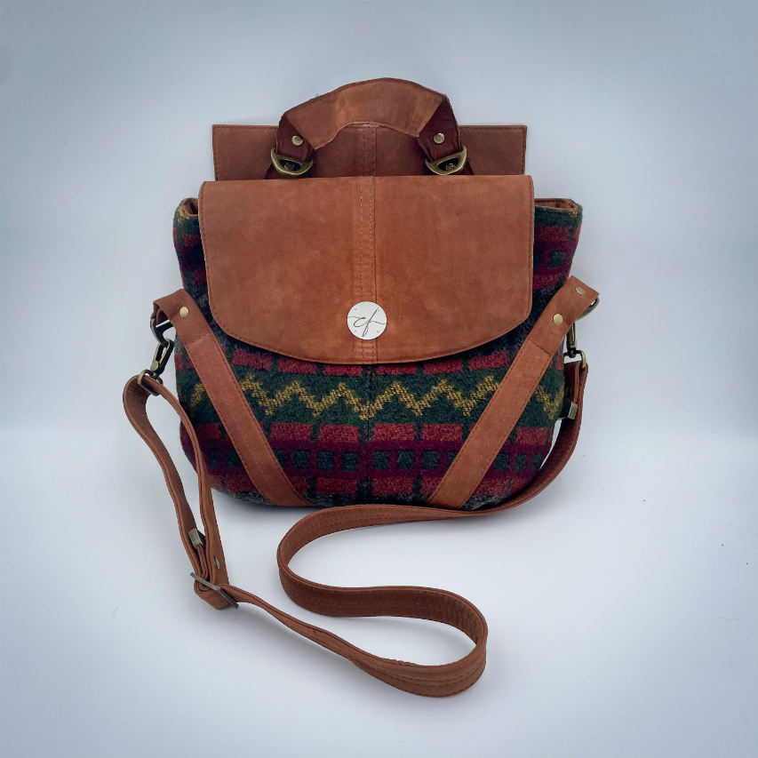 A medium-sized bag, worn over the shoulder, by hand, as a crossbody, or on the back, in chestnut suede and geometric patterned wool fabric, with a viscose lining featuring a geometric motif.