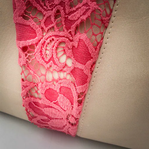 A shoulder bag made of beige goat leather, coral pink lace, and a mouse-gray lining.