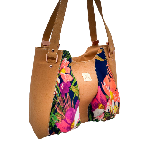 A shoulder bag made of beige pork leather, a floral-patterned pareo, and a turquoise lining.