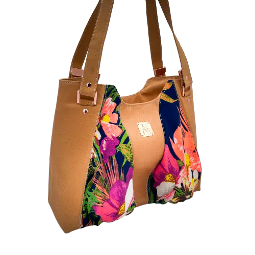 A shoulder bag made of beige pork leather, a floral-patterned pareo, and a turquoise lining.