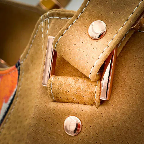 A shoulder bag made of beige pork leather, a floral-patterned pareo, and a turquoise lining.