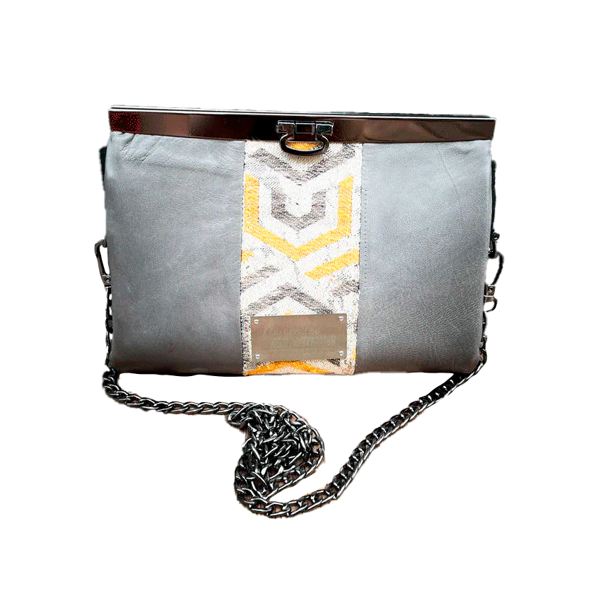Un compagnon fait en écharpe de portage gris, moutarde et écru avec motifs géométriques, cuir d'agneau gris.