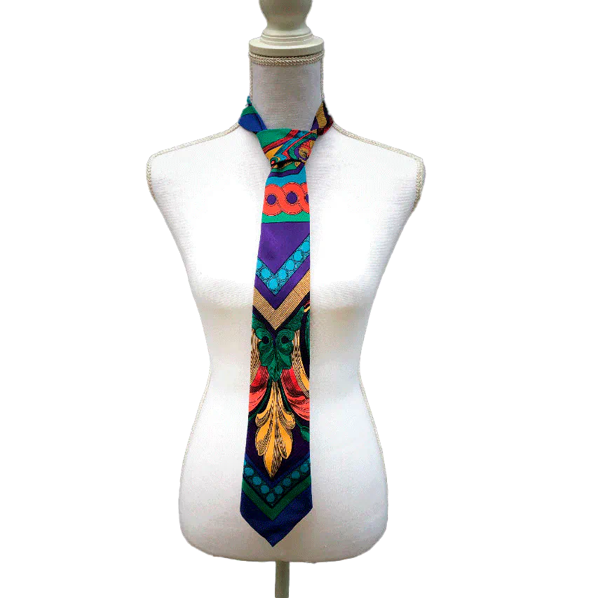 Une cravate fabriquée à partir d'un foulard de soie rouge, bleu, vert, jaune... et au motif rococco.