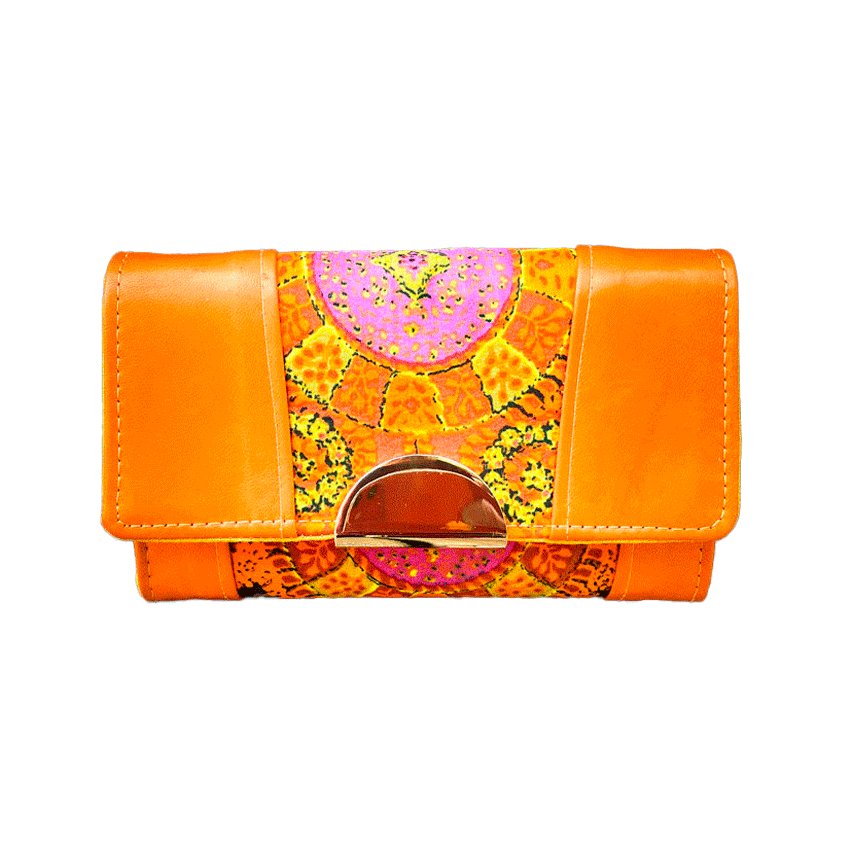 Un portefeuille fabriqué en cuir d'agneau orange et en tissu vintage multicolore en rayonne, dans des tons d'orange, de jaune et de rose.
