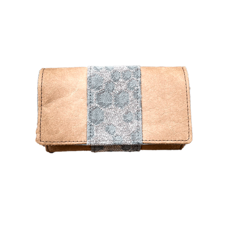 Un porte-monnaie en papier lavable marron et coupon d'écharpe gris au motif de ruche.