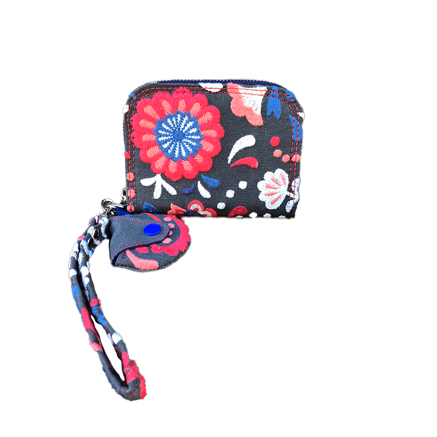 Un petit porte-cartes et porte-monnaie zippé en tissu gris brodé de motifs floraux scandinaves bleus, rouges et blancs.