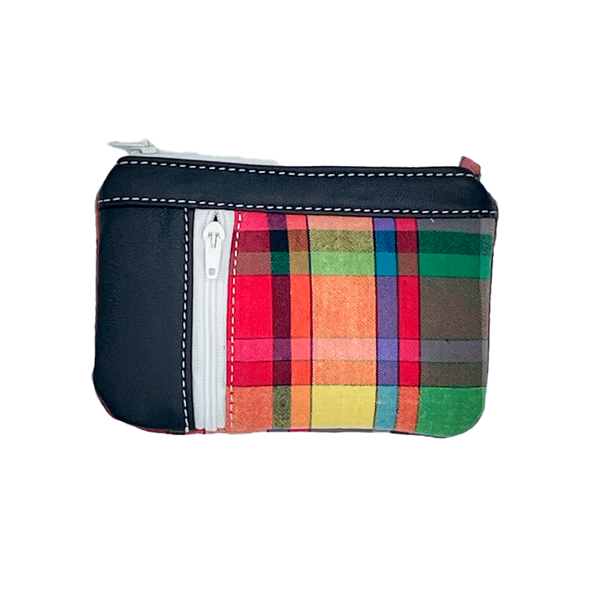 Un petit porte-monnaie zippé fabriqué à partir d'un patchwork de différents matériaux : une toile de Madras et du cuir d'agneau noir.