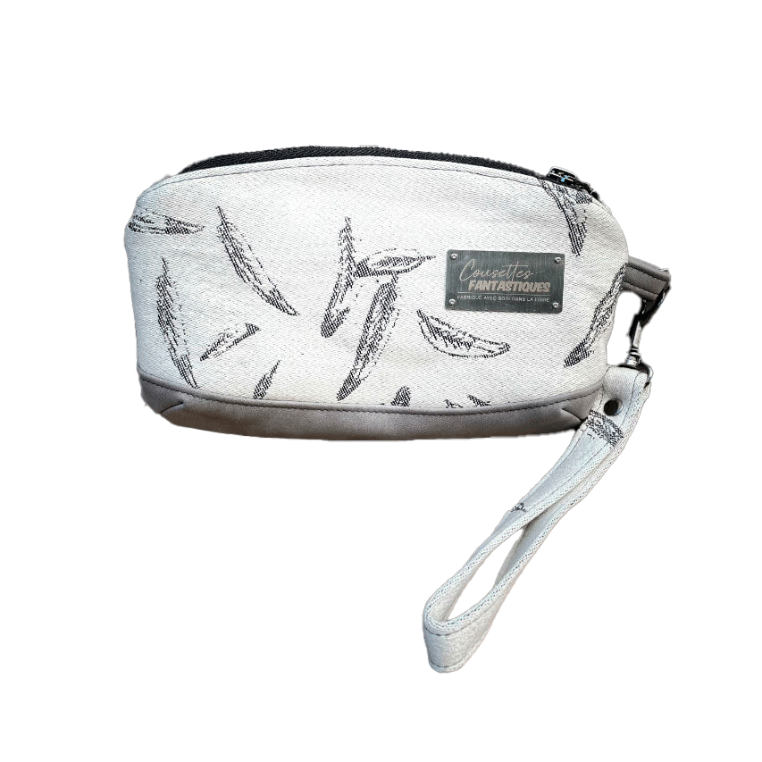Une petite pochette zippée cousue en simili gris et écharpe de portage blanche et grise au motif de plumes.
