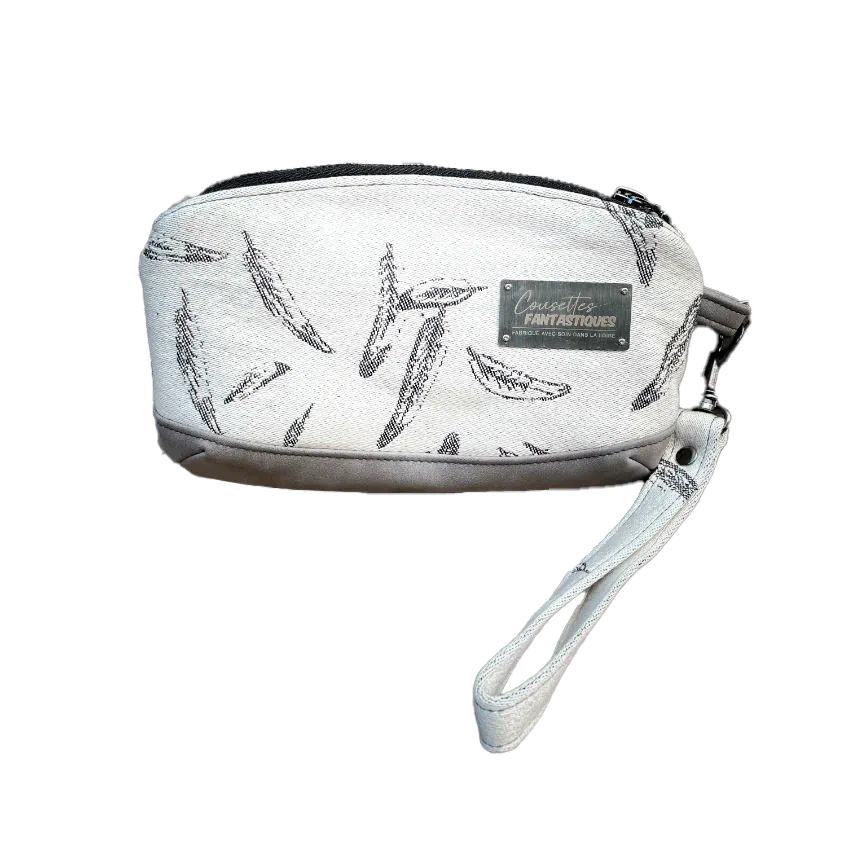 Une petite pochette zippée cousue en simili gris et écharpe de portage blanche et grise au motif de plumes.