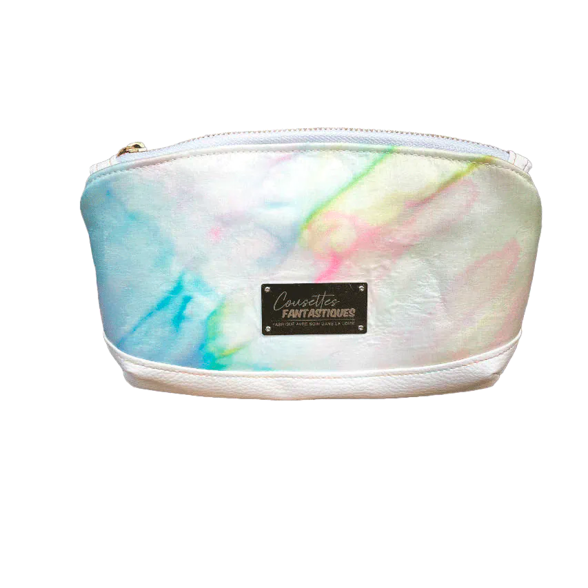 Une petite pochette zippée faite en simili blanc et foulard en soie peint à la main.