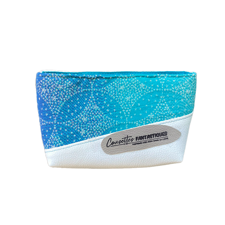 Une petite pochette zippée faite en écharpe de portage bleu et blanche motif étoiles pointillistes et simili blanc.