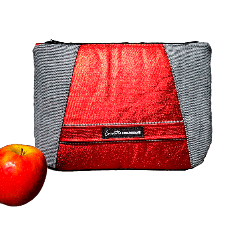 Une pochette zippée cousue dans un denim bi-face gris et rouge métallisé, associé à de la soie rouge vif.