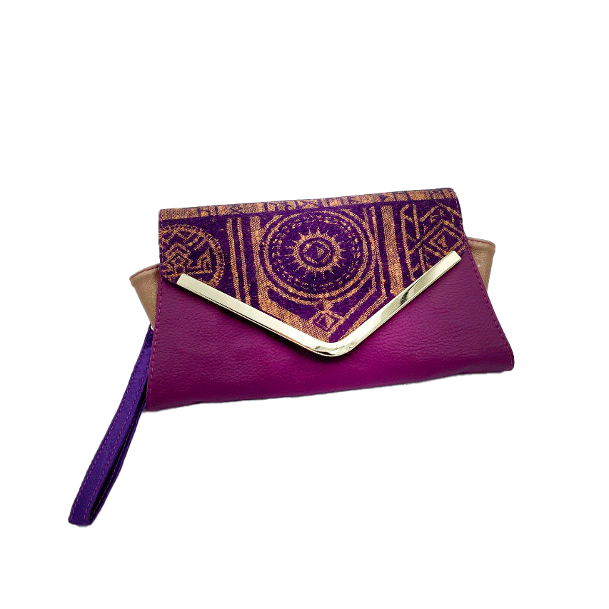 Un portefeuille fabriqué à partir de chutes de tissu provenant d'écharpes à motif géométrique violet et jaune, combinées à des simili violets et dorés à l'extérieur, et à une toile légère de lin moutarde et du satin violet profond à l'intérieur.