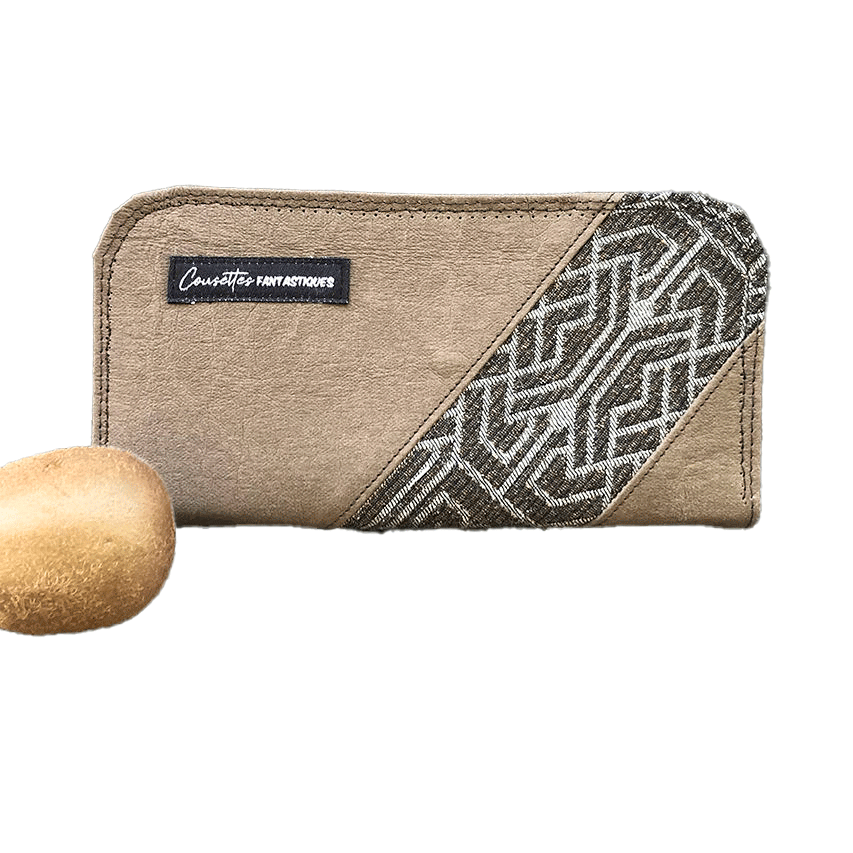 Un porte-cartes-et-monnaie zippé en papier lavable chocolat, écharpe de portage dans les tons marrons et beige et popeline jaune.