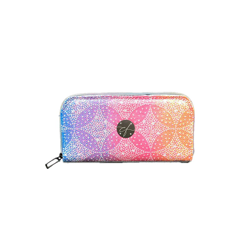 Un porte-cartes-et-monnaie zippé fabriqué avec une écharpe de portage à dégradé arc-en-ciel avec un motif d'étoiles pointillistes et du jean de haute couture gris.