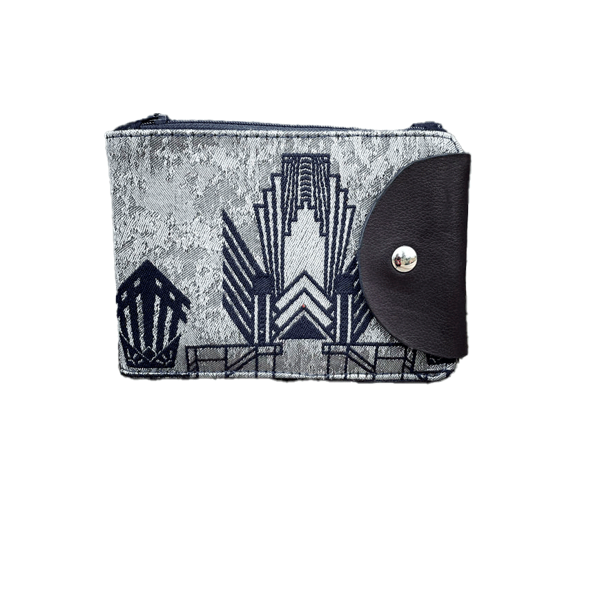 Un portefeuille fabriqué à partir d'une écharpe de portage pour bébé à motifs géométriques Art Déco bleu nuit et argent, en cuir bleu nuit, gabardine bleu nuit, et popeline gris souris.