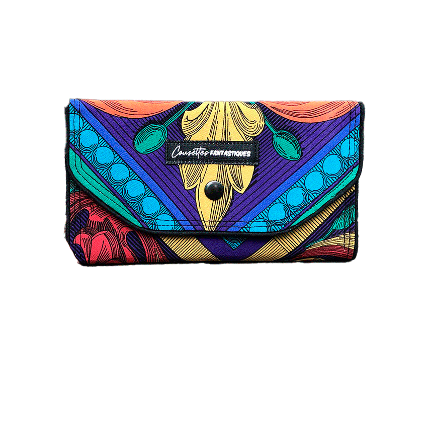 Un portefeuille fait de foulard de soie rouge, bleu, vert, jaune... et au motif rococco, et de popeline noire à l'intérieur.