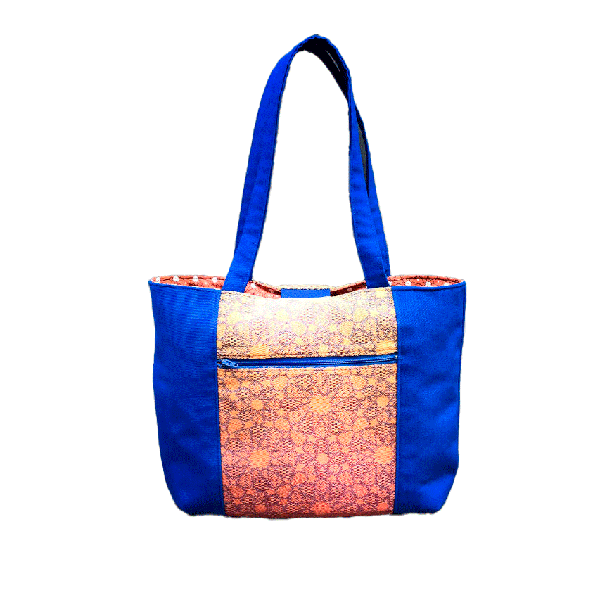 Un sac cabas en tissu bleu roi, une écharpe de portage avec un motif géométrique arabesque bleu sur un fond dégradé allant de l'orange au jaune, et en cretonne orange avec des motifs géométriques.