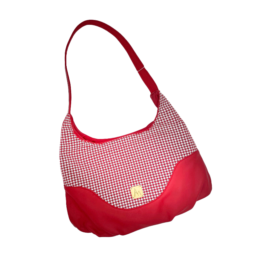Un sac d'épaule fabriqué à partir d'un cuir rouge et d'un cuir rouge imprimée pied de poule blanc, avec une doublure rouge siglée Sonia Rykiel.
