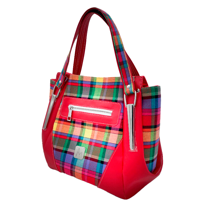 Un sac d'épaule constitué de simili couleur rouge sang et de toile de madras multicolore.