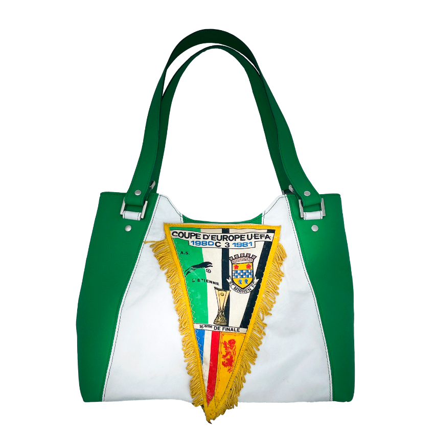Un sac d'épaule composé de cuirs vert et blanc, d'un fanion vintage de sport et d'une doublure verte et blanche.