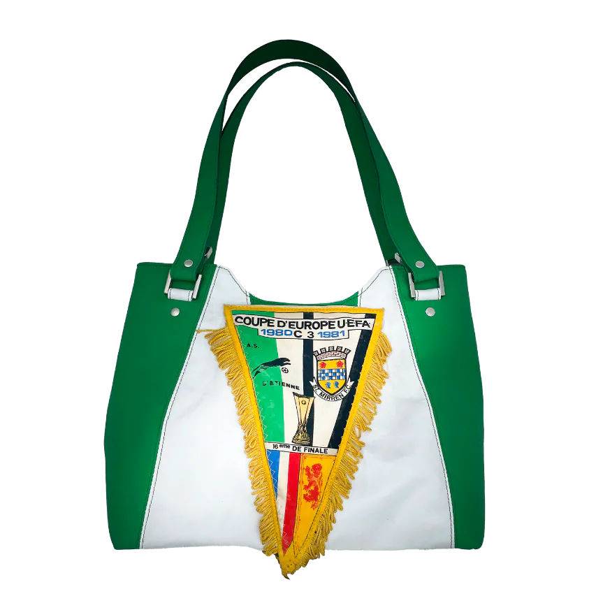 Un sac d'épaule composé de cuirs vert et blanc, d'un fanion vintage de sport et d'une doublure verte et blanche.