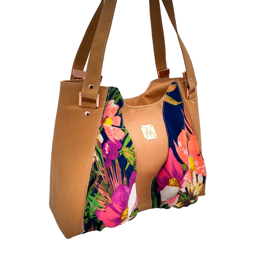 Un sac d'épaule composé de cuir de porc beige, d'un paréo au motif floral et d'une doublure turquoise.