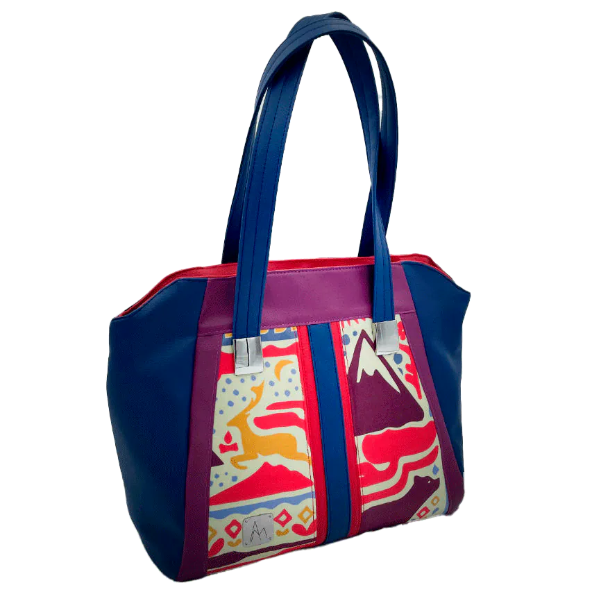 Un sac d'épaule fabriqué à partir d'un foulard en soie avec des motifs issus du folklore Scandinave, associé à des similis rouge, bleu et violet.