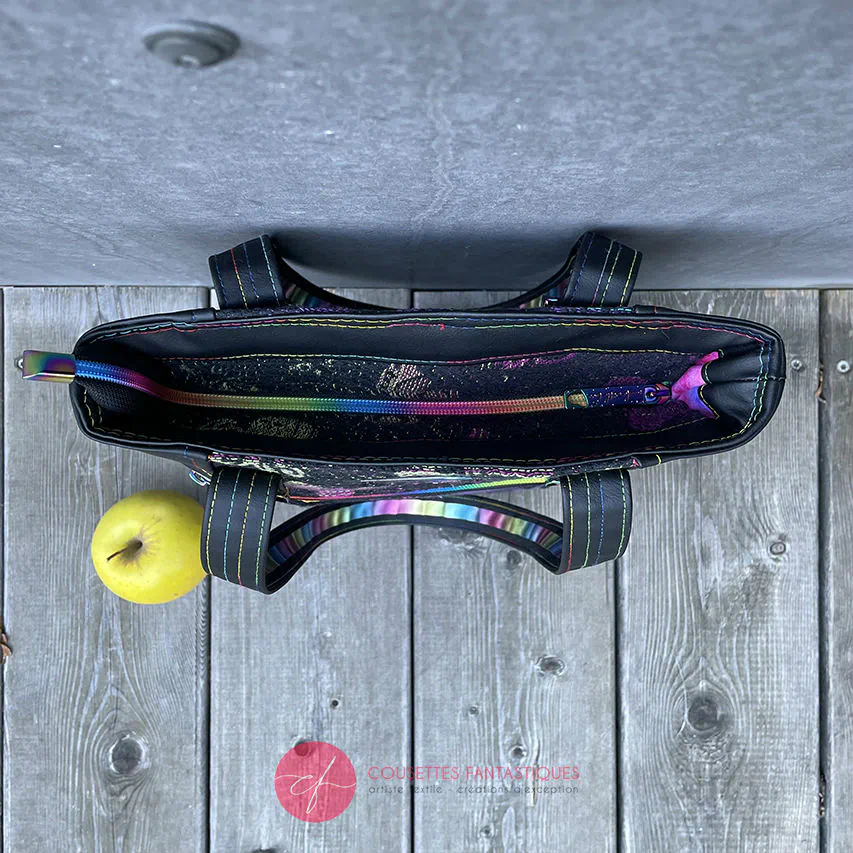 Anses bicolores/bi-matières, bouclerie luxe coloris arc-en-ciel, simili de récup' au toucher velours, et écharpe de portage au motif fantaisiste.