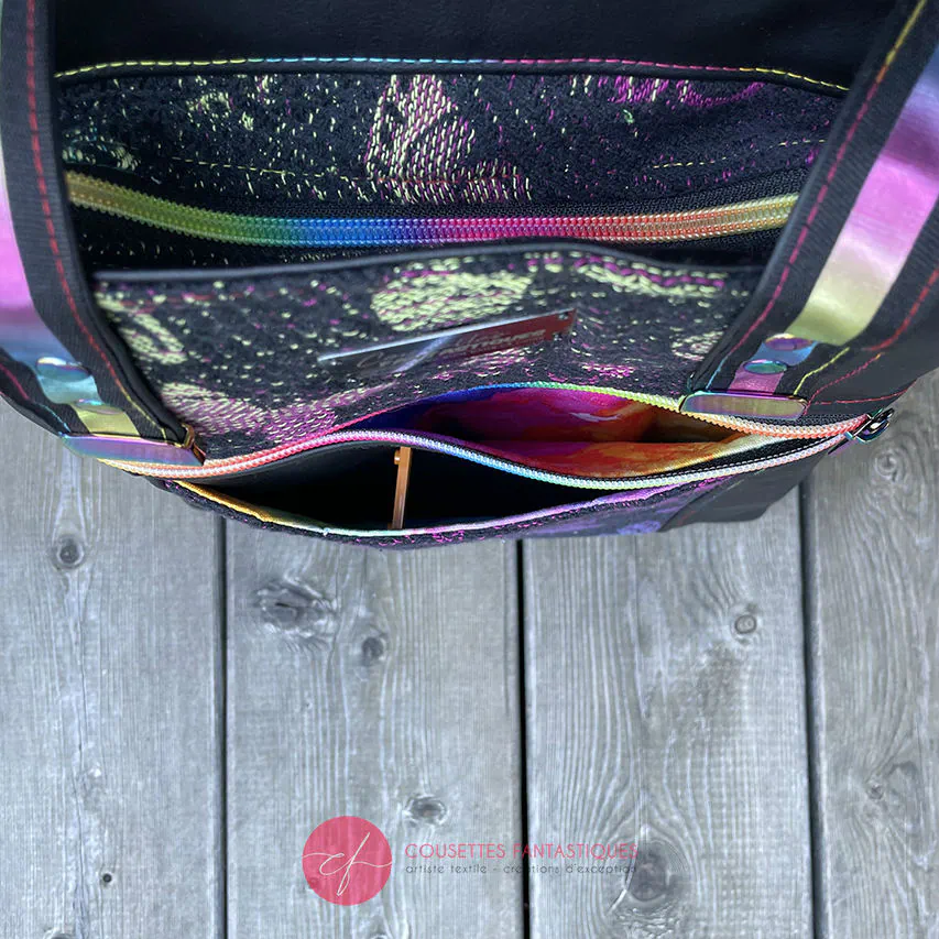 Anses bicolores/bi-matières, bouclerie luxe coloris arc-en-ciel, simili de récup' au toucher velours, et écharpe de portage au motif fantaisiste.