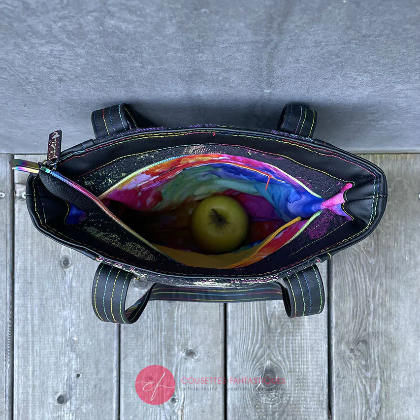 Anses bicolores/bi-matières, bouclerie luxe coloris arc-en-ciel, simili de récup' au toucher velours, et écharpe de portage au motif fantaisiste.