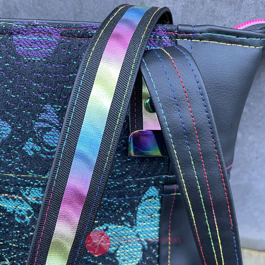 Anses bicolores/bi-matières, bouclerie luxe coloris arc-en-ciel, simili de récup' au toucher velours, et écharpe de portage au motif fantaisiste.