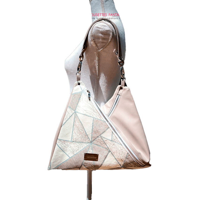 Un sac d'épaule triangulaire, constitué d'un simili beige et d'un tissu d'écharpe blanc, crème, beige et vert.