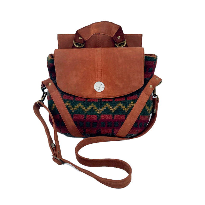 Un sac de taille moyenne, porté épaule, main, bandoulière ou dos, en suédine alezan et drap laine au motif géométrique, avec une doublure en viscose molletonée motif géométrique.