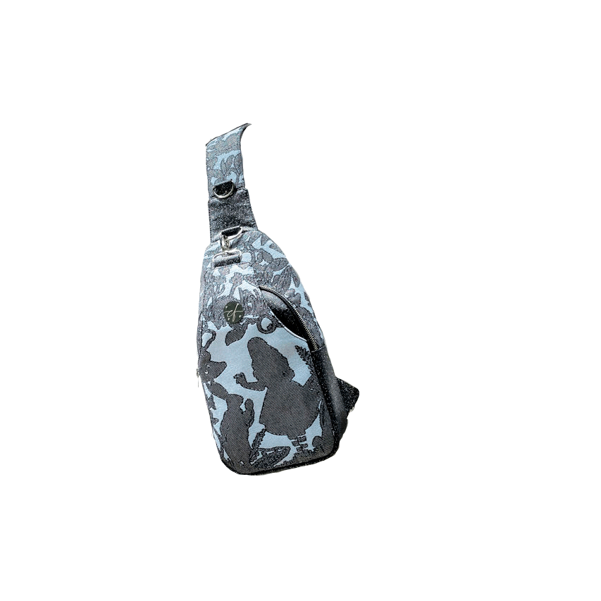 Un sac à dos fait de toile à paillettes multicolores et d'une écharpe tissée gris-bleu, noire et argentée avec un motif inspiré de l'histoire “Alice au pays des merveilles”.