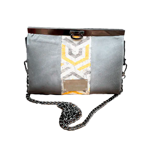 Un compagnon fait en écharpe de portage gris, moutarde et écru avec motifs géométriques, cuir d'agneau gris.