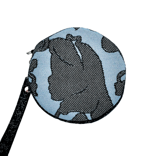 Une pochette ronde faite de toile à paillettes multicolores et d'une écharpe de portage gris-bleu, noire et argentée avec un motif inspiré de l'histoire « Alice au pays des merveilles”.