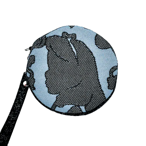 Une pochette ronde faite de toile à paillettes multicolores et d'une écharpe de portage gris-bleu, noire et argentée avec un motif inspiré de l'histoire « Alice au pays des merveilles”.