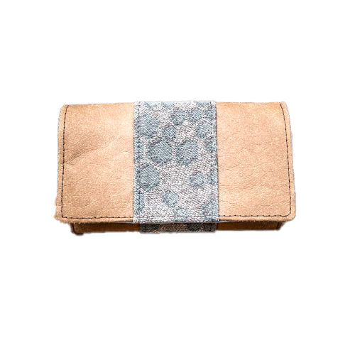 Un porte-monnaie en papier lavable marron et coupon d'écharpe gris au motif de ruche.